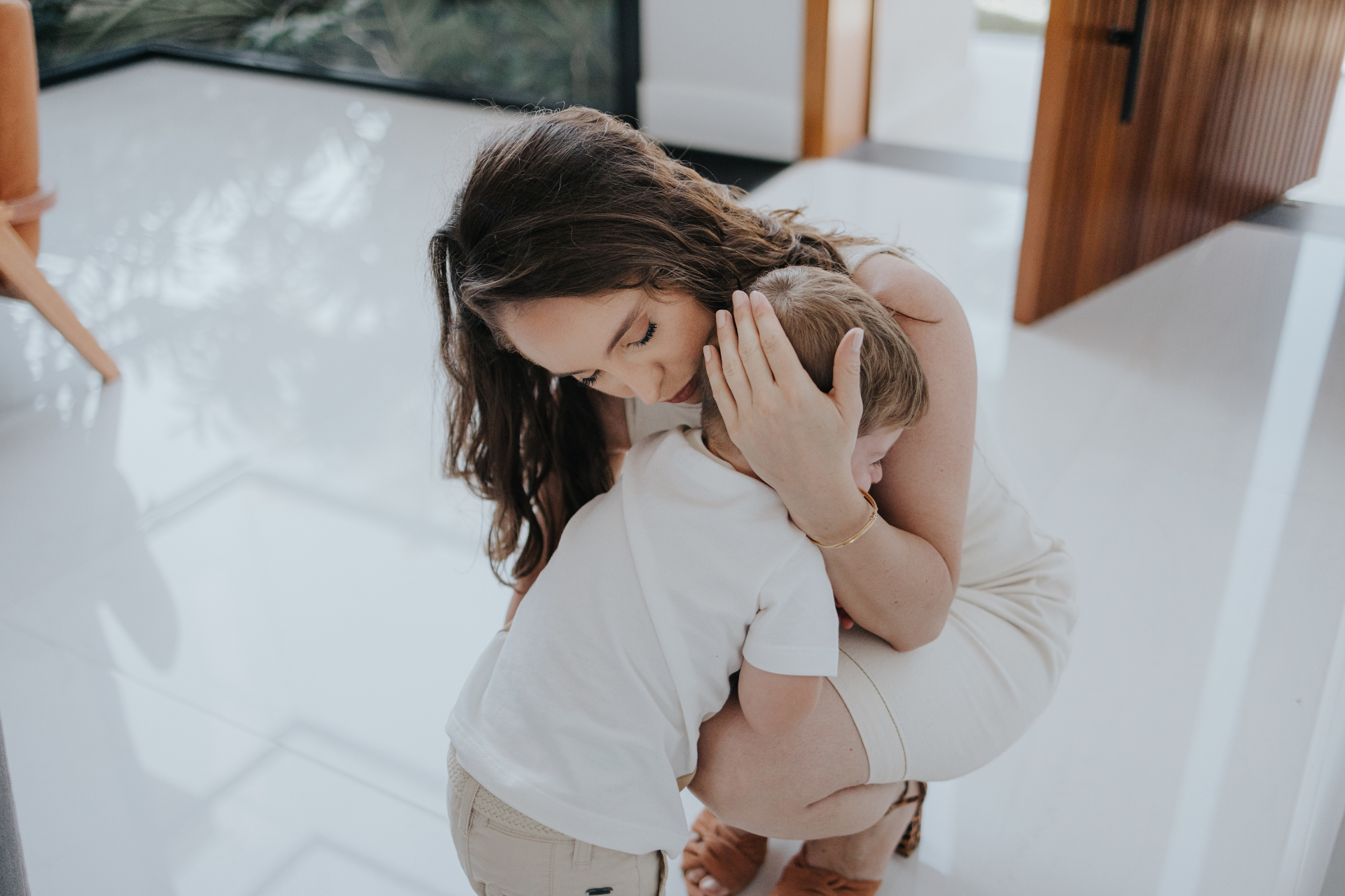 Mãe abraçando o filho com presença e calma